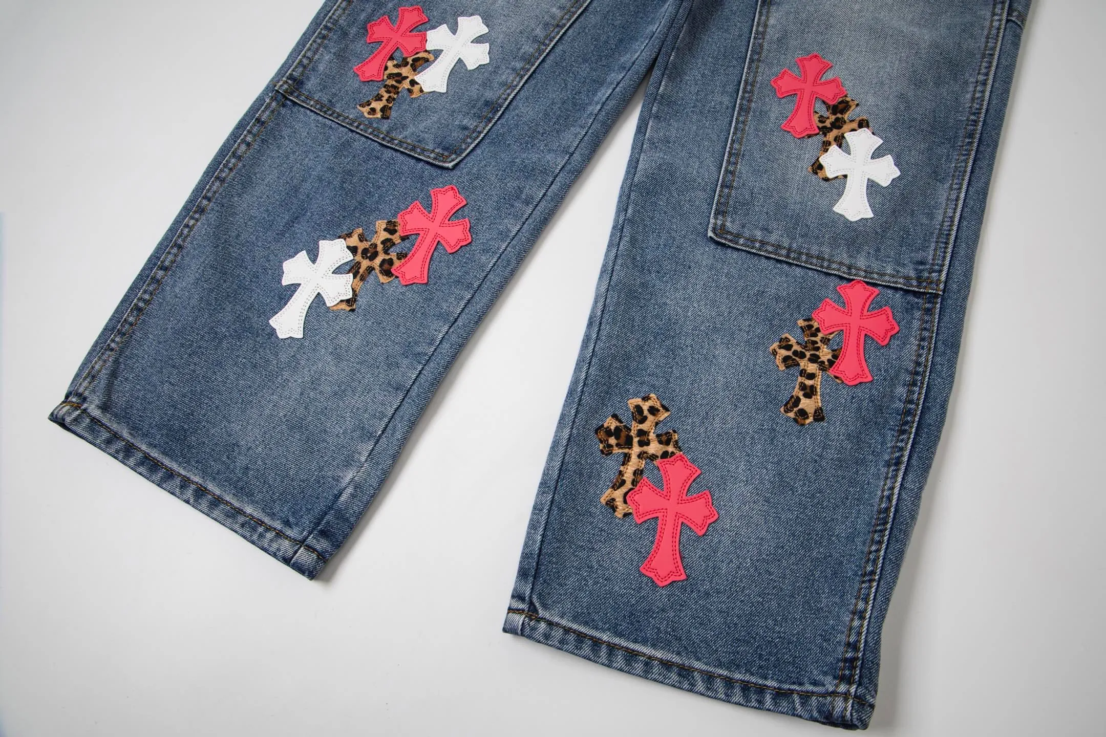 P260 Chrome Hearts | Chrome Hearts CH Chrome Hearts blue and white multi-color leather-splashed denim American work trousers. Full set of hardware molding. Hand-made tassels on the hem with frayed and damaged design. White genuine leather and then patching. Genuine Levi's jeans base plate. Disassembled and spliced. Heavy industrial washing. The upper body is stylish and handsome. The brand recognition is very clear, which greatly highlights the overall sense of style. The overall craftsmanship is impeccable. A pair of trousers. Same style for men and women. Style number: 1732# Size: 28 30 32 34 36
